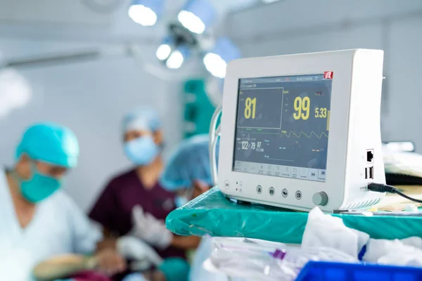 Gözlemciye Odaklı Cerrahlar Ameliyathanede Ameliyat Yapmakla Meşgul Hastanedeki Teknoloji Tıbbi — Stok fotoğraf