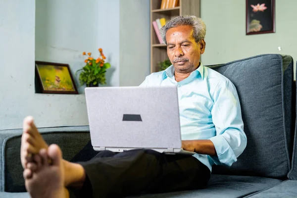 Senior Oude Zakenman Bezig Met Het Gebruik Van Laptop Thuis — Stockfoto