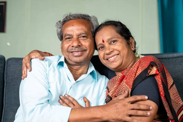 Feliz Casal Índio Sênior Sorridente Abraçando Uns Aos Outros Olhando — Fotografia de Stock