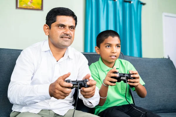 Πατέρας Και Γιος Παίζουν Βιντεοπαιχνίδι Χρησιμοποιώντας Παιχνίδι Pad Στο Σπίτι — Φωτογραφία Αρχείου