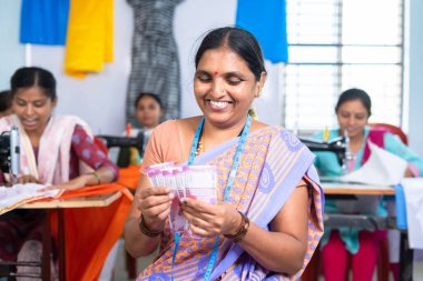 Mutlu gülümseyen küçük iş kıyafetleri sahibi dükkanda para sayıyor - kadın istihdam, kazanç, mali ve bankacılık desteği hariç.