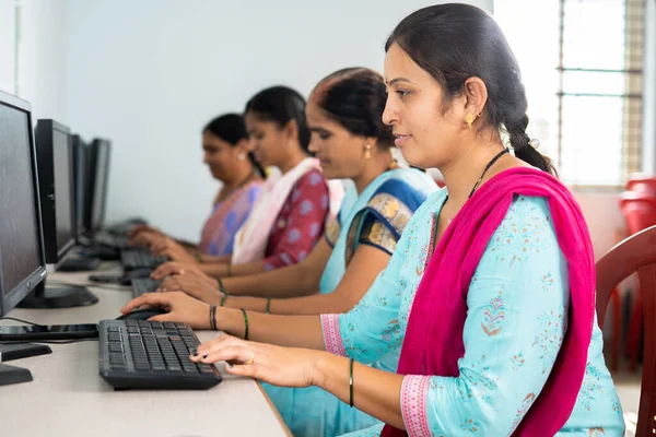 배우고 교육시키는 개념인 센터에서 배우거나 컴퓨터를 사용하느라 일단의 여성들 — 스톡 사진