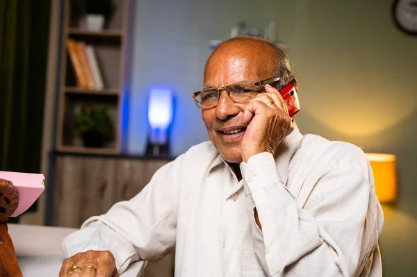 Gelukkig Glimlachende Oudere Oude Man Die Thuis Mobiele Telefoon Praat — Stockfoto
