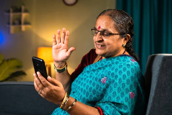 Старша Бабуся Робить Відеодзвінки Мобільний Телефон Сидячи Дивані Вдома Концепції — стокове фото