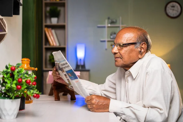 Oude Man Met Bril Die Thuis Krant Leest Concepten Van — Stockfoto