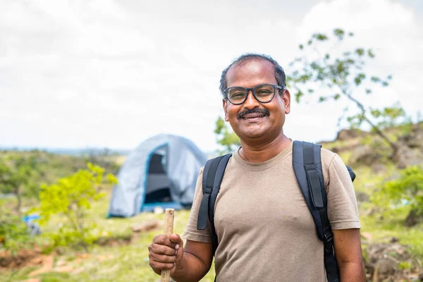 Portret Van Vrolijke Lachende Reiziger Met Wandelstok Voor Campingtent Kijkend — Stockfoto