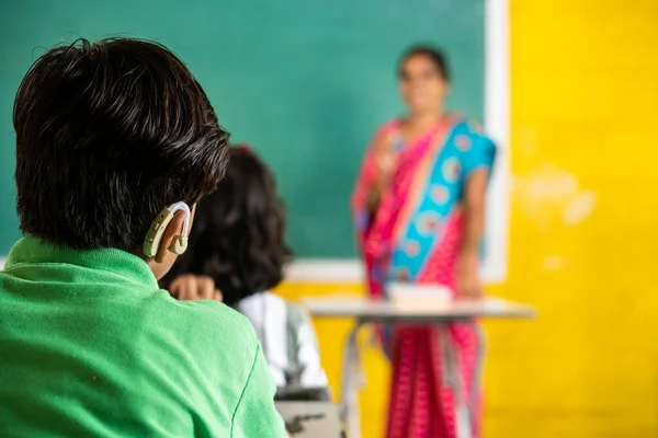 Παιδί Ακουστικά Βαρηκοΐας Μάθημα Ακρόασης Στην Τάξη Δείχνει Αντίγραφο Χώρο — Φωτογραφία Αρχείου