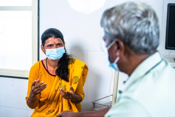 Shoulder Shot Father Medical Face Mask Talking Daughter Treatment While — Stockfoto