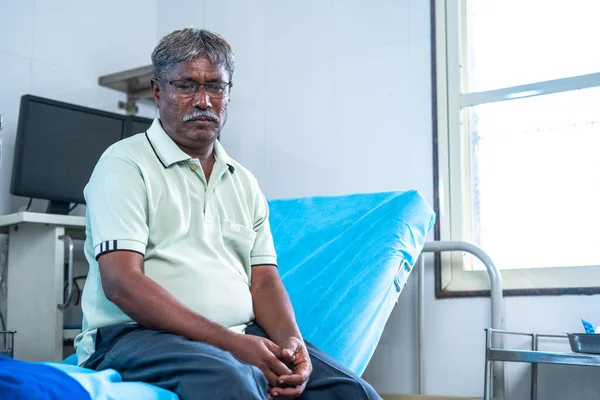 Ανήσυχος Στοχαστικός Άρρωστος Ηλικιωμένος Που Κάθεται Στο Κρεβάτι Του Νοσοκομείου — Φωτογραφία Αρχείου