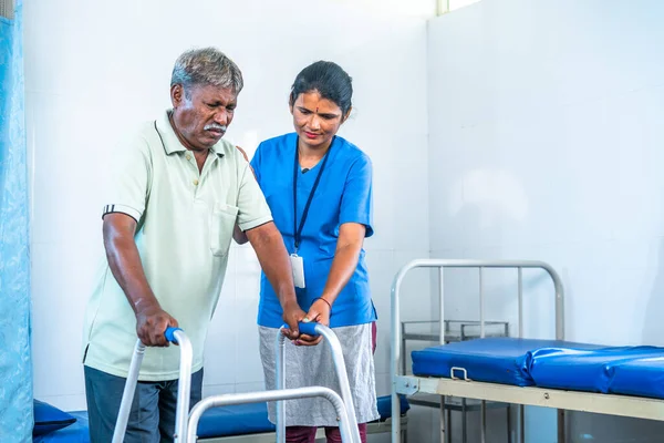 Infermiere Che Aiuta Paziente Infortunato Più Anziano Camminare Usando Walker — Foto Stock