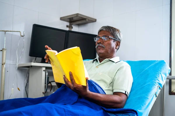 Senior Man Eyeglasses Reading Book Hospital While Bed Concept Relaxation — Foto Stock