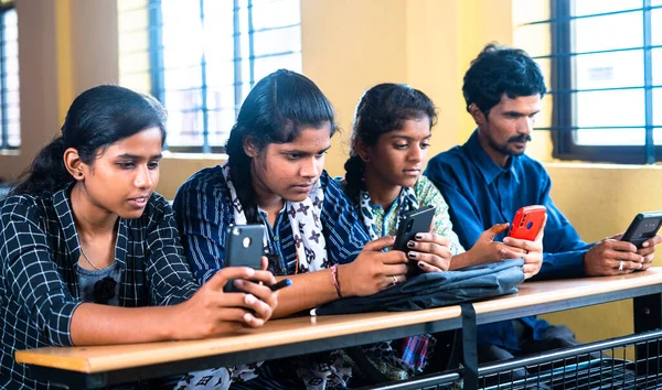Gruppo Studenti Adolescenti Impegnati Usare Cellulare Mentre Sono Seduti Classe — Foto Stock