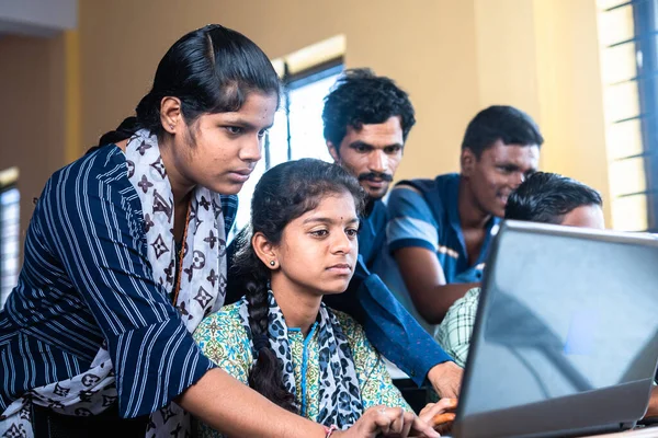Gruppi Studenti Che Utilizzano Seriamente Laptop Classe Concetto Tecnologia Istruzione — Foto Stock