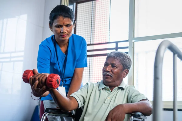 Nurse Helping Senior Old Man Exercising Dumbbells Wheelchair Hospital Concept — Stock Fotó