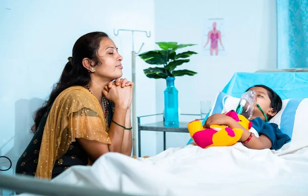 Worried Mother Praying Sick Daughter Health Recovery Hospital Bed Concept — Stockfoto