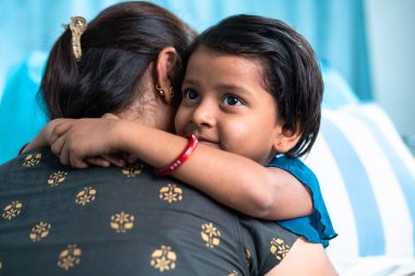 Hastanede iyileşen hasta çocukla kucaklaşarak ya da sarılarak anneyi rahatlatan - duygusal aşk, ilgi, sevgi ve tıbbi tedavi kavramı.