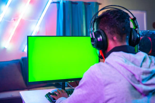 Плечо Снимок Профессионального Геймера Играющего Живую Видеоигру Зеленом Экране Монитора — стоковое фото