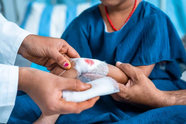 Κοντινό Πλάνο Γιατρός Χέρι Δένοντας Επίδεσμο Ανήσυχα Παιδιά Τραυματισμένο Χέρι — Φωτογραφία Αρχείου
