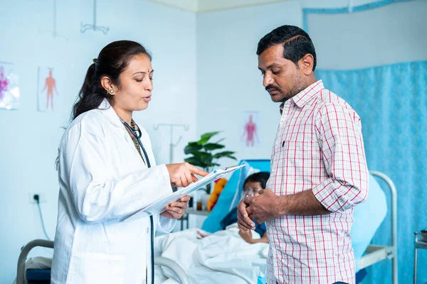 Doctor Explaining Patient Health Medical Report Worried Father Hospital Concept — Foto Stock