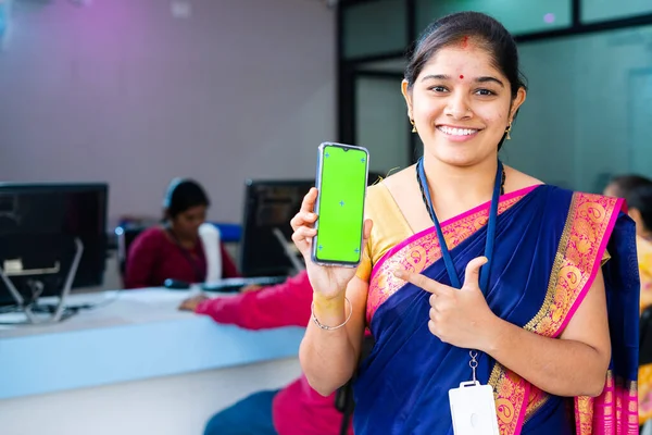 Усміхнена Жінка Співробітник Банку Показує Зелений Екран Мобільного Телефону Вказуючи — стокове фото
