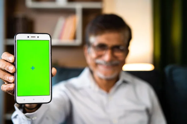 Focus Mobile Phone Happy Smiling Senior Man Showing Green Screen — Photo