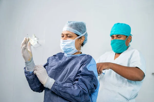 Медсестра Яка Допомагає Жінці Хірургу Носити Операцію Сукні Концепція Професійної — стокове фото