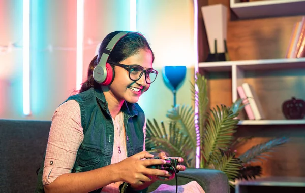 Visão Lateral Menina Feliz Jogando Videogame Usando Joystick Enquanto Sentado — Fotografia de Stock