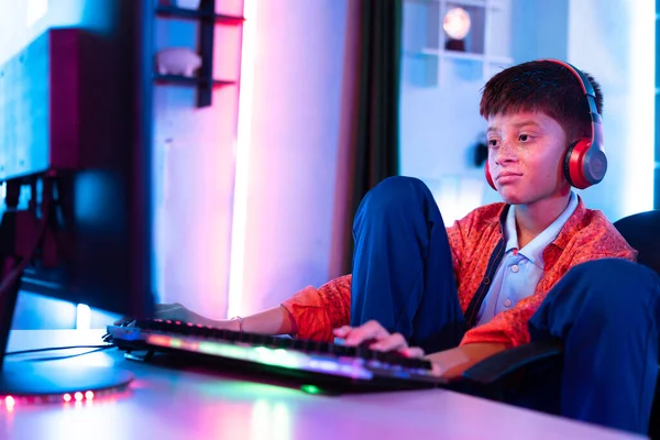Скучающий Сонный Подросток Время Игры Онлайн Видео Игру Компьютере Дома — стоковое фото