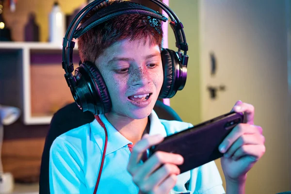 Κοντινό Πλάνο Στο Κεφάλι Του Έφηβου Παιδιού Ακουστικά Που Παίζουν — Φωτογραφία Αρχείου