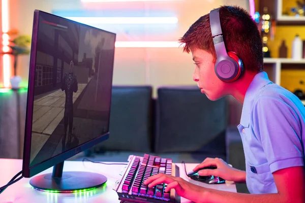 Боковой Вид Ребенка Подростка Наушниками Играющего Дома Онлайн Видеоигру Компьютере — стоковое фото