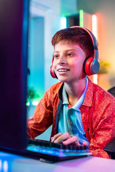 Вертикальный Снимок Счастливый Улыбчивый Ребенок Подросток Играющий Живую Видеоигру Компьютере — стоковое фото