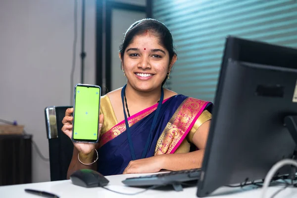 Співробітник Банку Який Показує Зелений Екран Мобільного Телефону Дивлячись Камеру — стокове фото