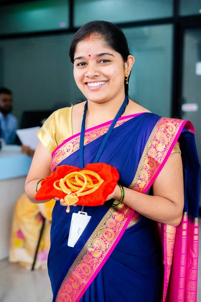 Вертикальний Знімок Щасливої Усміхненої Жінки Банку Золотими Прикрасами Руці Дивиться — стокове фото