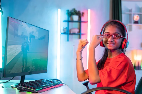 Возбужденная Девушка Наушниками Празднует Поднимая Руки Играя Живую Видеоигру Компьютере — стоковое фото