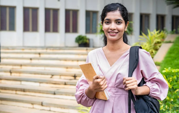 Primo Piano Scatto Felice Ragazza Con Zaino Mano Libro Sorridendo — Foto Stock