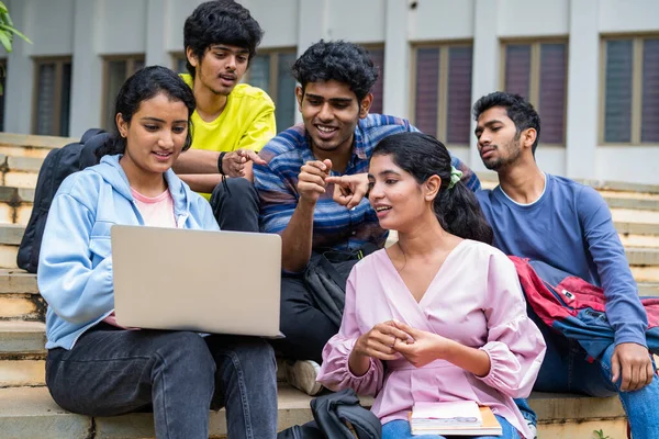 Grupp Glada Studenter Som Kontrollerar Resultat Bärbar Dator Medan Sitter — Stockfoto