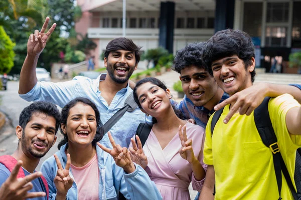 Grupp Leende Collegestudenter Som Tar Selfie Genom Att Hålla Kamera — Stockfoto