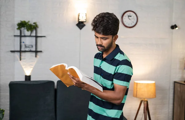 Jeune Homme Sérieux Lisant Livre Promenant Pour Préparer Examen Maison — Photo