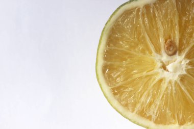 Turuncu turunçgil meyvesi HLB narenciye ile enfekte olmuş.