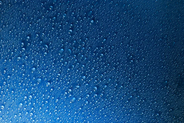 Mörk blå vatten droppar. — Stockfoto