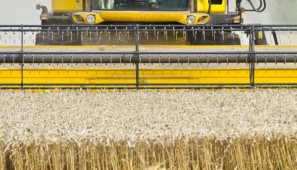 Närbild på en skördetröska i arbetet — Stockfoto