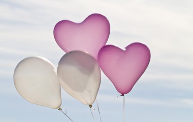 dört helyum balonları gökyüzü dolu