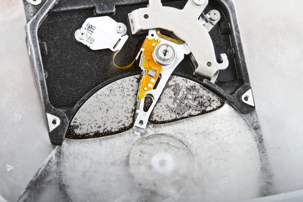 Primer plano de un disco duro congelado — Foto de Stock