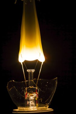 filaman alevin içine patlama ile kırık ampul