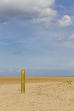 Yalnız ahşap yazı ile ıssız Beach