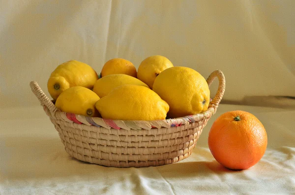 Limoni con arancia — Foto Stock