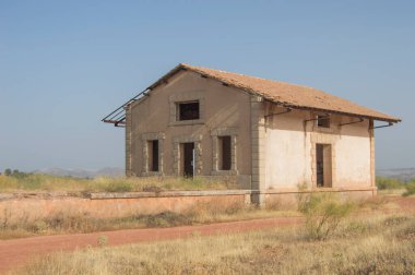 Terk edilmiş eski istasyon binası dosyalanmış