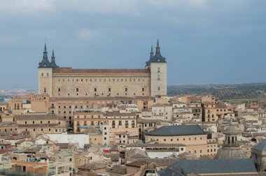 Alcazar manzarası ve Toledo 'nun çatıları Toledo' daki Cizvit kilisesinin kulelerinden birinde. İspanya