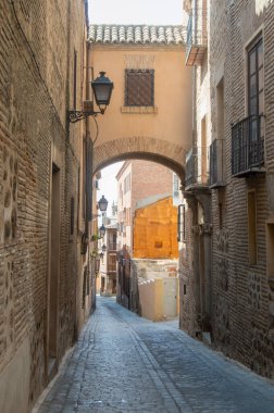  Toledo 'da yarı dairesel kemerli Ngel Caddesi. İspanya