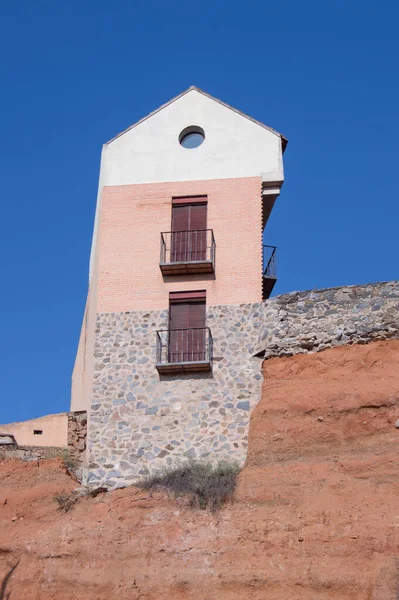 Вузька Будівля Стіні Двома Балконами Круглим Вікном — стокове фото